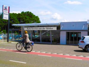 De nieuwe voorgevel en de nieuwe entree van de showroom